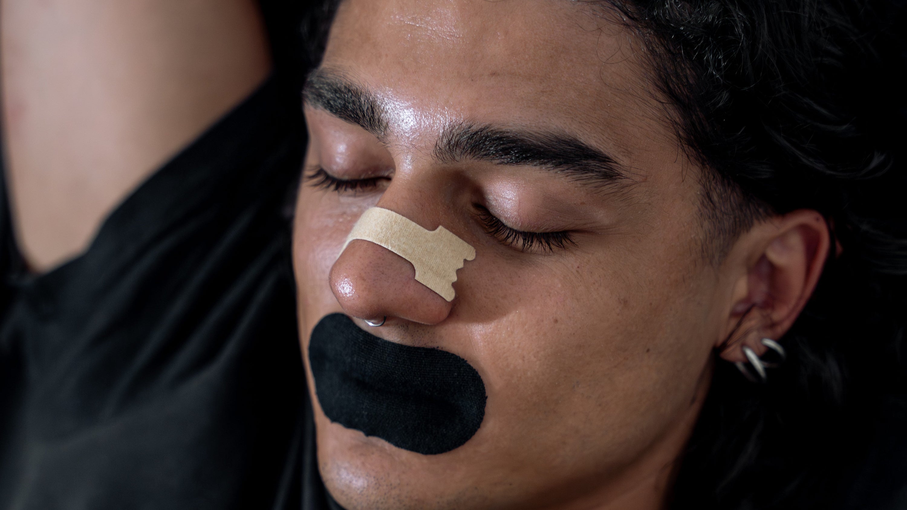 Il mouth tape: il trend virale che migliora davvero il tuo sonno